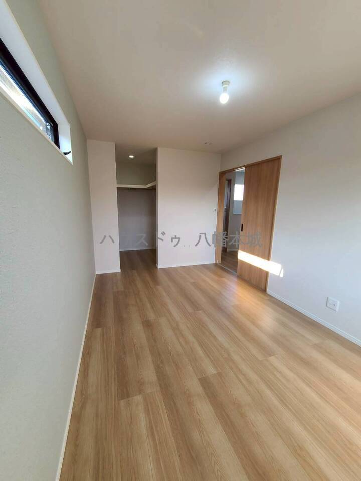 2階洋室。ウォークインクローゼットがあります