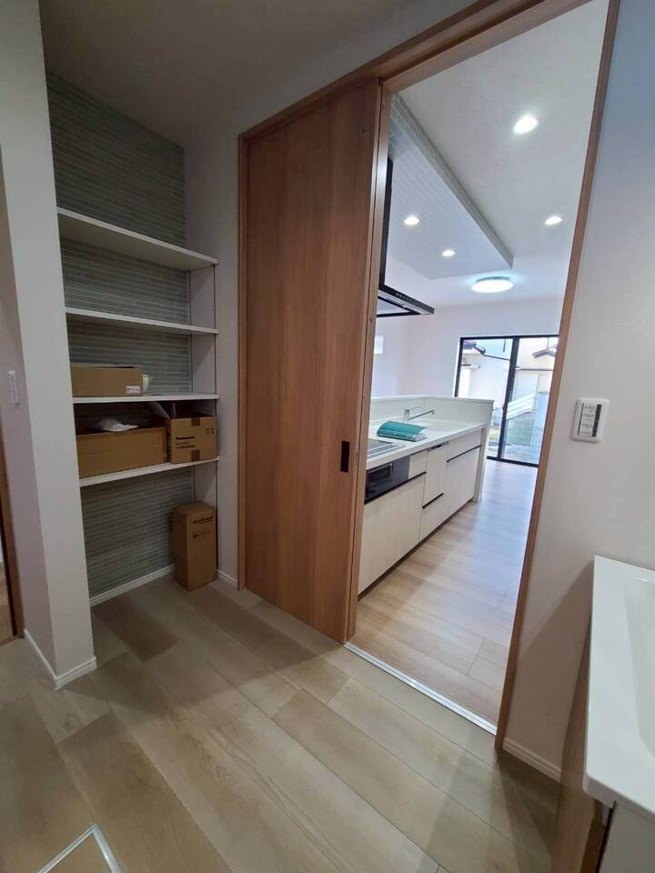 キッチン横に収納があるので、なにかと便利です。