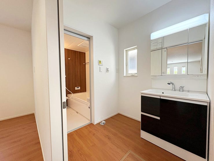 洗面台は収納も兼ねた3面鏡タイプ。