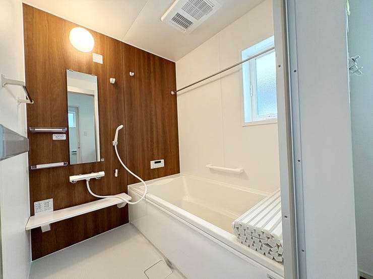 足を伸ばしてゆったりと入れるサイズのお風呂ですね。