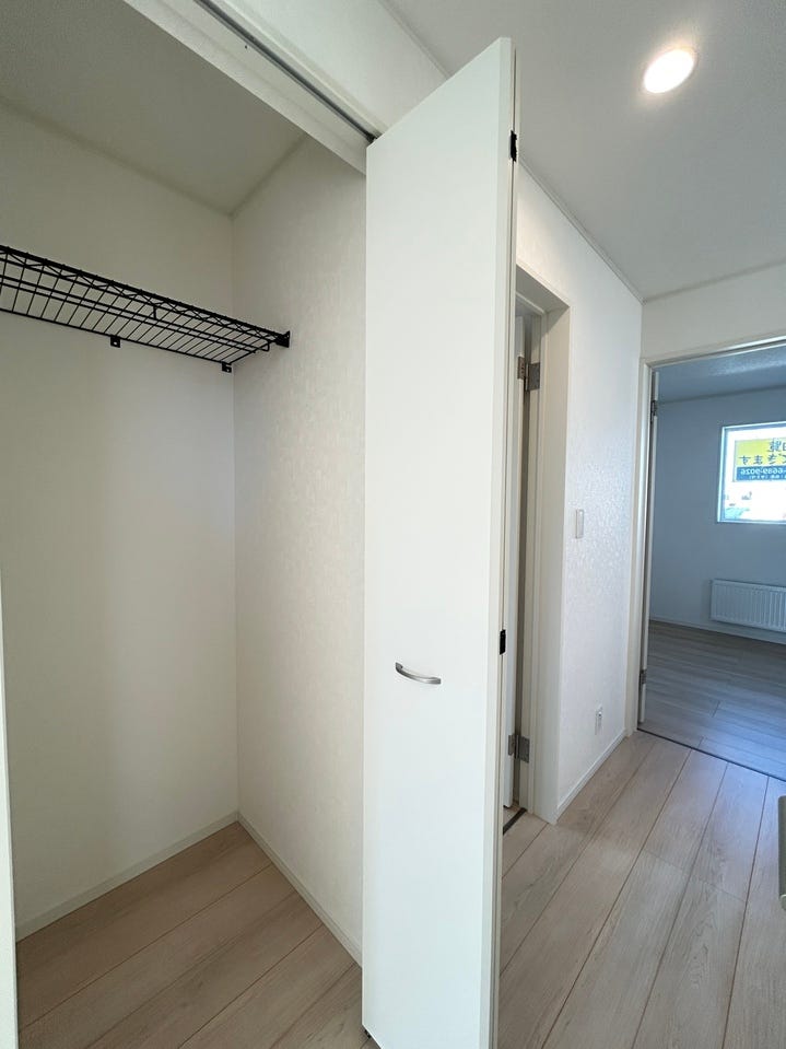 2F の廊下にある収納です!