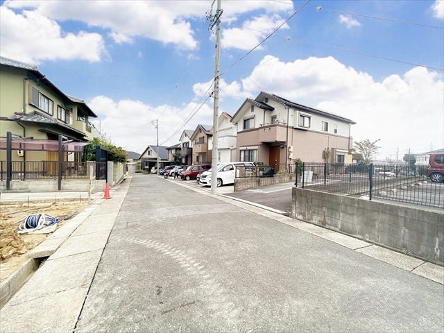 幅員約6mの前面道路です。車の出し入れもしやすく、また配達などの車が停まっていても通行出来る道幅となっています。