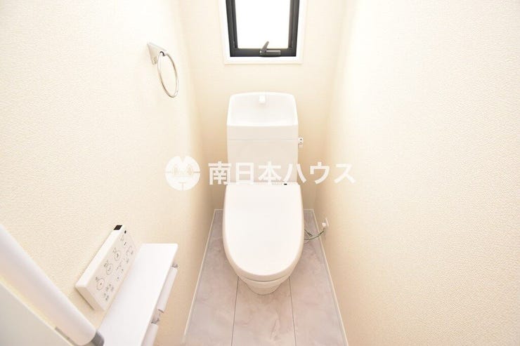 窓付きで明るく換気もしやすい2階トイレ。温水洗浄便座を備え、快適に使用できます。