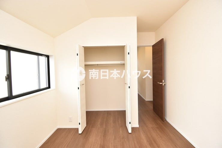クローゼット付きの洋室。衣類や荷物を収納でき、お部屋をすっきり使えます。