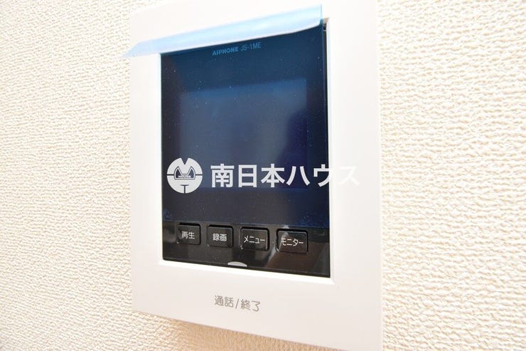 来訪者を室内から映像で確認できるモニター付きインターホン。録画機能も備え、防犯面にも配慮されています。