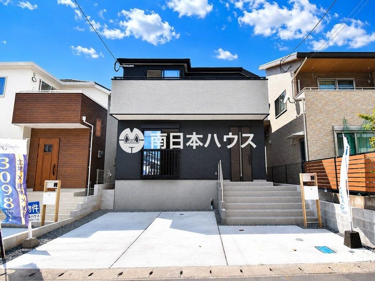 ダークカラーを基調としたスタイリッシュな2号棟。ワイドなバルコニーが印象的な外観です。