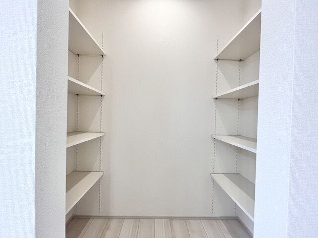 パントリー:キッチンからすぐ届く位置にパントリーが設けてあります。食器や食用品のストックなどを入れておけるので重宝します♪