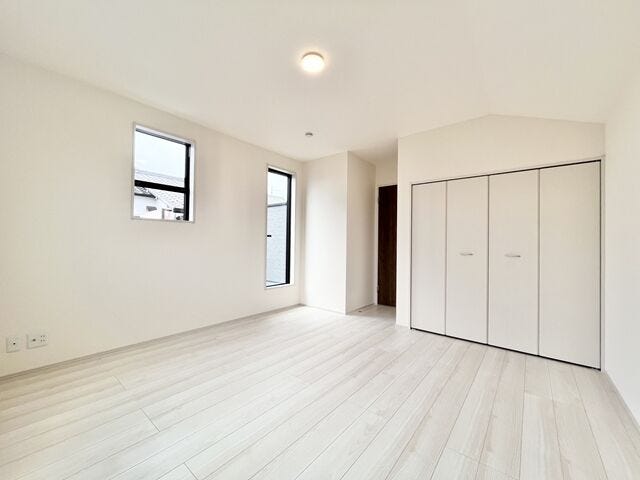 8.5帖洋室:お部屋からバルコニーに出入りできるので、お布団も簡単に干すことができそうです。収納もあるのですっきりと片付けることができます。