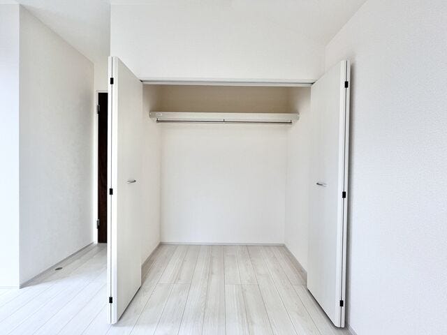 8.5帖洋室:収納がしっかりあるので、お部屋を広くお使いただけます。小物なども収納できるのでレイアウトも楽しむことができそうです。