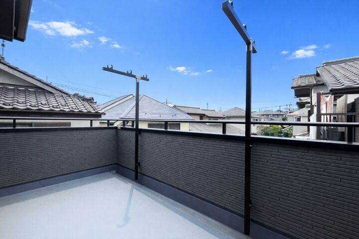バルコニー:物干し竿が掛けられるようになっています。お洗濯もスムーズに干して取込めますね。