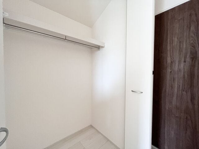 ハンガーパイプ付なので衣類にしわを付ける事なくすっきり収納が可能。