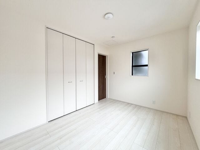 6帖洋室:全居室に収納完備!2面採光で窓から光が照らし、室内を明るくしてくれます。