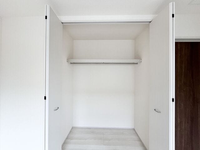 新たに家具を買わなくても良いので、ハンガーパイプ付きのクローゼットは嬉しいですね。収納が付いているのでお部屋を広く使う事ができます。