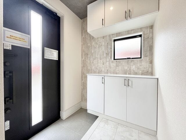 玄関:玄関には小物を置けるスペースがありますので季節ごとにアレンジをするのも楽しそうです♪