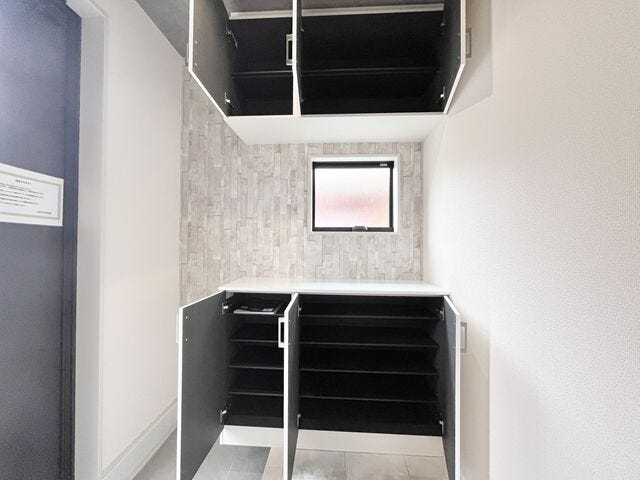 玄関:たっぷりと収納することができるので、玄関をすっきり片付けることができます。ご家族を気持ちよく迎えることができそうです。