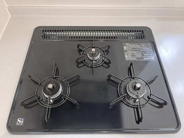 キッチン:3口ガスコンロなので一度に同時調理ができ、ご飯の準備もすぐにできそうです。