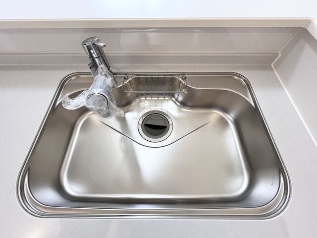 キッチン:ワイドシンクなので大きめのお鍋や食器などを一気に洗うことができます。作業スペースも広くお料理の段取りもよくなりそうですね。