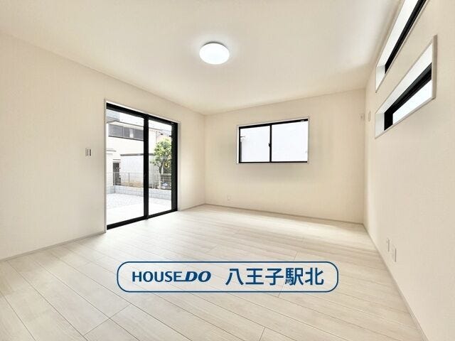 【リビング】
リビング:優しい色合いのフローリングはどんな家具とも相性が良いですね。家族のくつろぎの空間になりそうです。