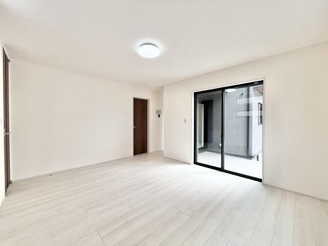 リビング:ご家族の憩いの場♪一緒にテレビを観たり食事をしたり、同じ時間を共有できる温かい空間となります♪