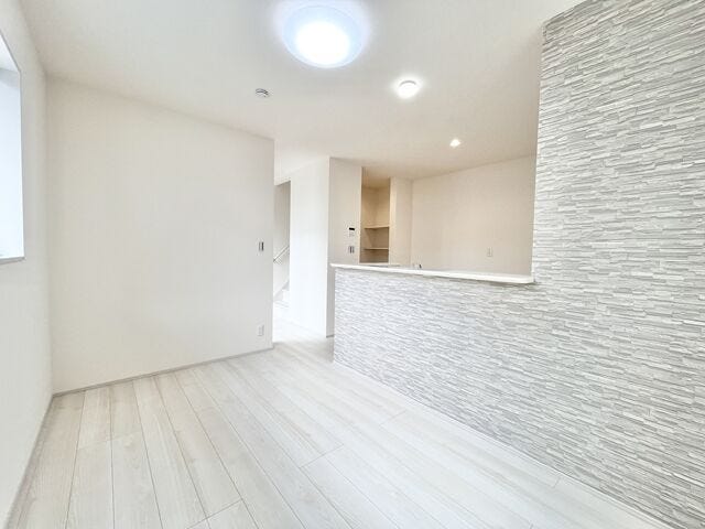 リビング:リビングにいるお子様と家事をしているお母さんがコミュニケーションを取りやすい対面キッチンになっています。