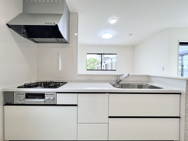 キッチン:ホワイトを基調とした明るい印象のキッチンです。収納がたっぷりあるのですっきりと片付けることができます。お料理の段取りもよくなりそうです。