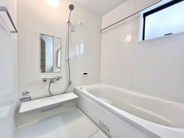 浴室:足を伸ばせるお風呂♪毎日の疲れを癒したり、子どもとの会話ができるのは広いバスタブならではですね!