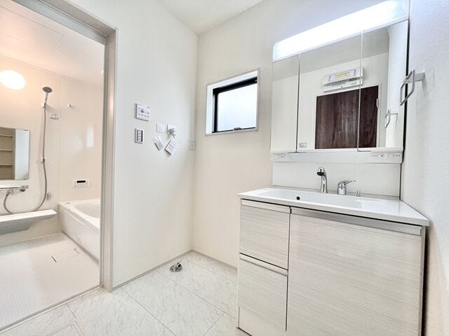 洗面所:洗濯機置き場の上には窓があり、こもりがちな湿気もしっかり換気することができます。洗面台の下や三面鏡の裏には収納がありすっきりと片付けることができます。