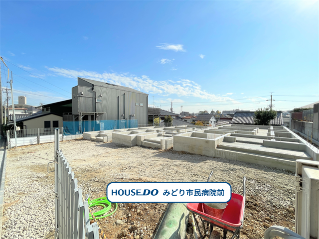 【外観】
【鳴海町字薬師山エリア】新築戸建て、全3棟が登場です。
名鉄名古屋本線/鳴海駅まで徒歩13分
アミカ緑浦里店まで徒歩12分(約940m)
スギ薬局 六田店まで徒歩13分(約970m)