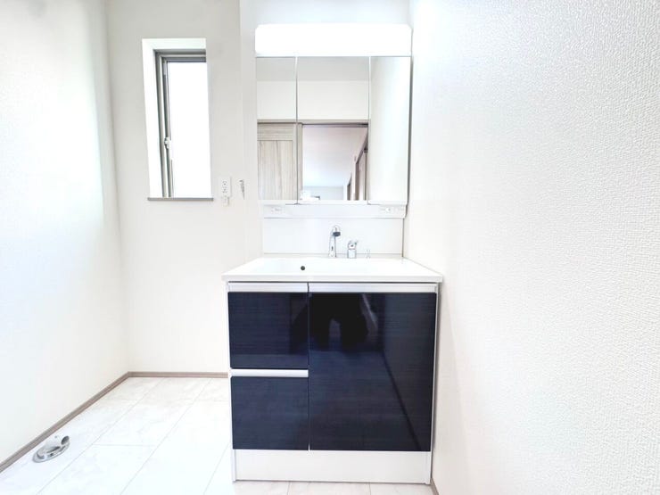 ◎洗面所:A号棟(1/30撮影)
暮らしを快適に変えるシャワー付洗面化粧台!朝の身支度もスピーディに♪
3面鏡の裏は収納付きです!