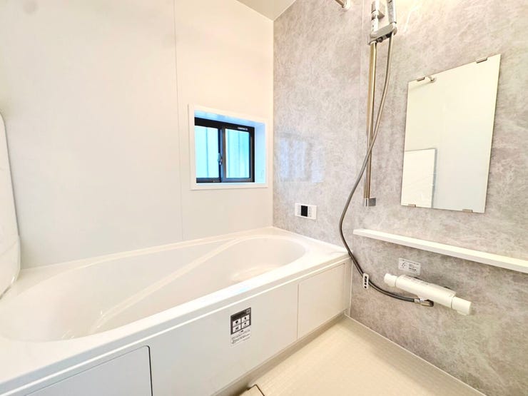 ◎浴室:A号棟(1/30撮影)
お子様と一緒にバスタイムを楽しめる1坪タイプの広々浴室!
日々の疲れをリセットしてくれそうな浴室で明日からもがんばれそうです!