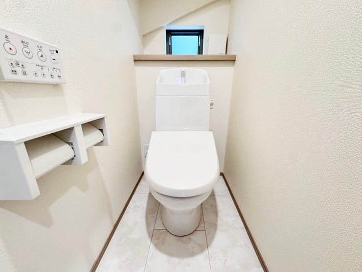 ◎トイレ:A号棟(1/30撮影)
1・2階ともにウォシュレット付!2か所トイレがございますので、朝のトイレ渋滞も解消!窓付きで明るく、換気もできます◎