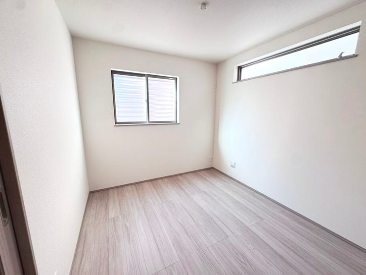 ◎1階洋室:A号棟(1/30撮影)
廊下からも出入りできるので、客間としてのご利用も◎なリビング横の洋室!夜、帰りの遅いご主人の寝室としても!