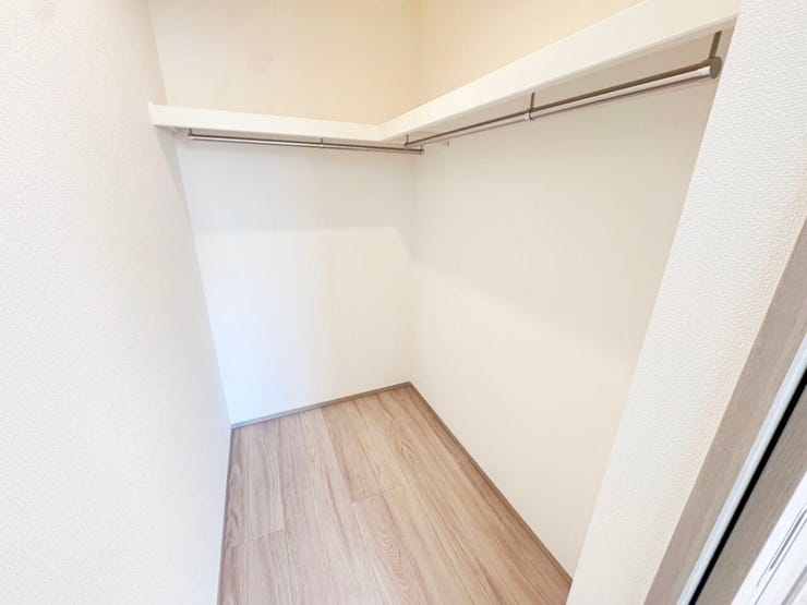 ◎WIC:A号棟(1/30撮影)
【WICが標準装備!】
主寝室には季節物の衣類もスッキリ収納できるウォークインクロゼット!
ご夫婦の衣類もたっぷり収納できます!