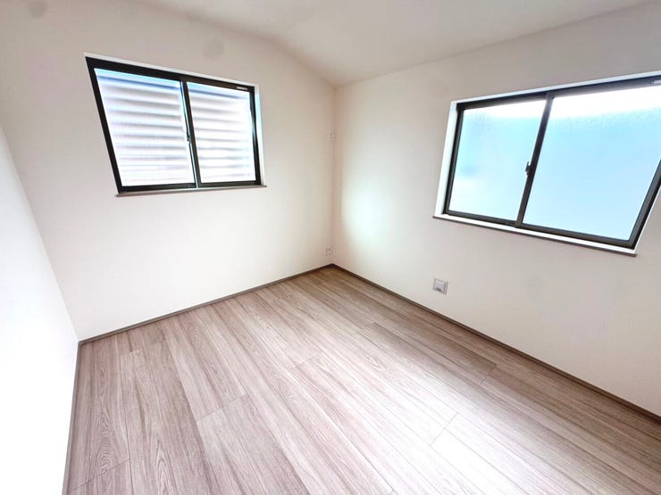 ◎洋室:A号棟(1/30撮影)
全居室2面採光!窓を2つ設けた事で光が差し込む温かい空間になっています!