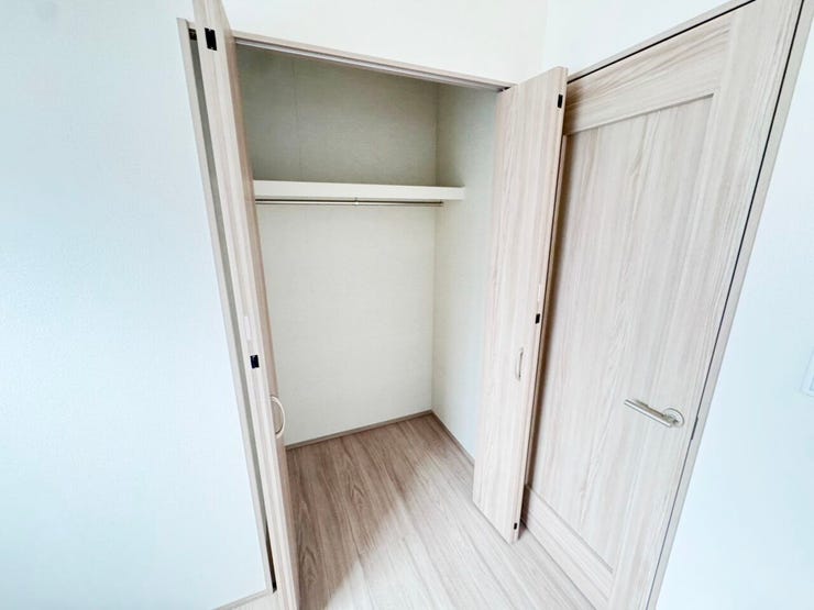 ◎収納;A号棟(1/30撮影)
収納扉は折戸扉になっているので、最小限のスペースで開閉が可能です◎レールがないので埃もたまらず、掃除がしやすいですね♪