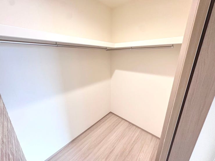 ◎ファミリークローゼット:A号棟(1/30撮影)
2階には大容量のファミリークローゼットを設けました!スキーウエアやBBQ機材などの季節物やキャリーケースの収納などにピッタリです!