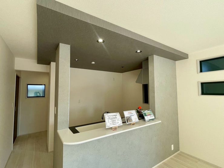 【kitchen】折下げ天井により空間にメリハリが生まれ、開放感と落ち着きが共存します。