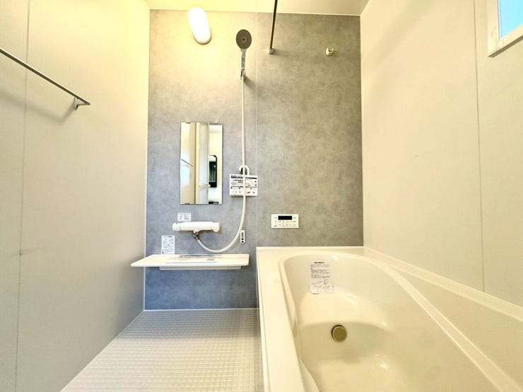 【Bathroom】広く快適な浴室で、ゆったりとお湯に浸かるひとときをお楽しみいただけます。