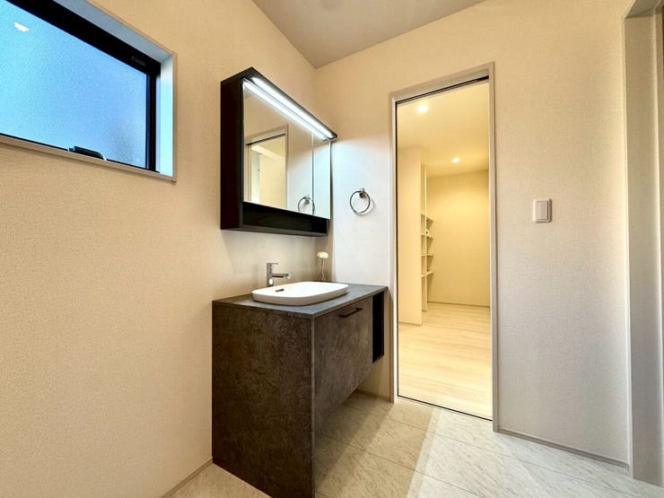 【Washroom】すっきりとしたデザインで、毎日の生活が快適に。収納も豊富な洗面所です。