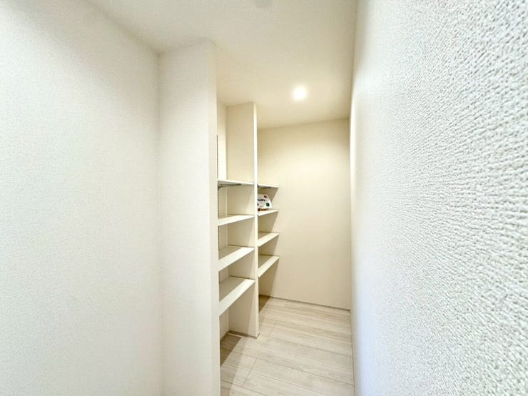 【Pantry】食材や日用品のストックに便利なパントリー付きで、キッチンもすっきり。
