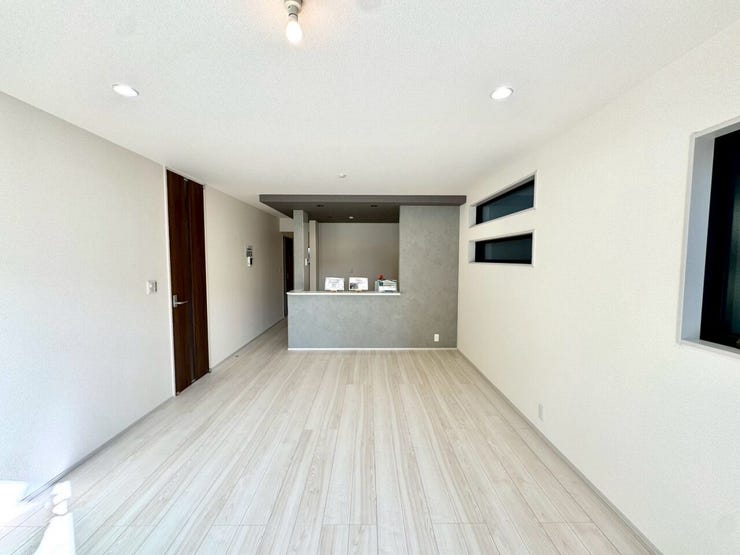 【Living】広々としたリビングは、大きな窓から自然光が差し込む温かな空間です。