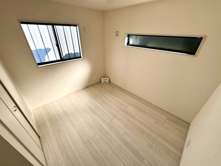 【Bedroom】明るく風通しの良い洋室。新築ならではの清潔感も魅力です。