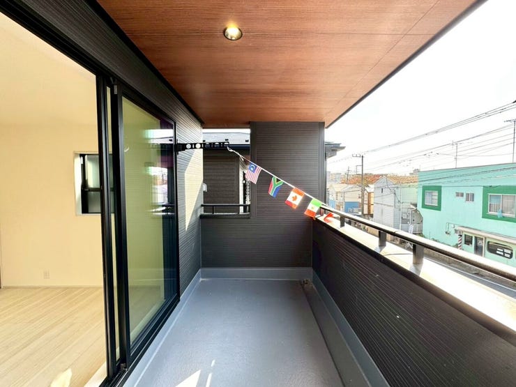 【Balcony】日当たりの良いバルコニーはお洗濯物がしっかり乾きやすく、毎日の家事にも重宝します。