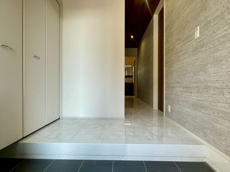 【Entrance】明るく清潔感のある玄関が、毎日の帰宅を心地よく迎えてくれます。