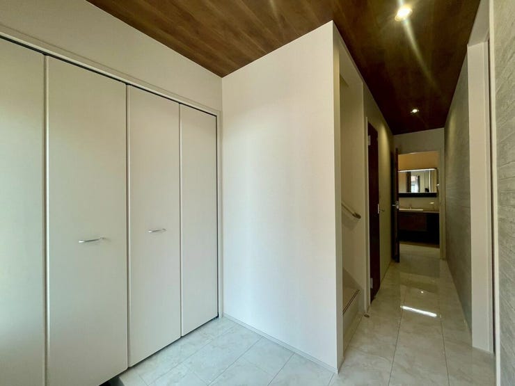 【Entrance】シューズボックス完備の玄関で、靴や小物もスッキリ収納できます。