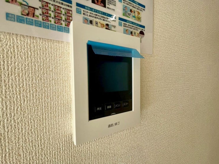 【Facilities】来訪者を確認できるモニター付きインターホンで、防犯面も安心です。