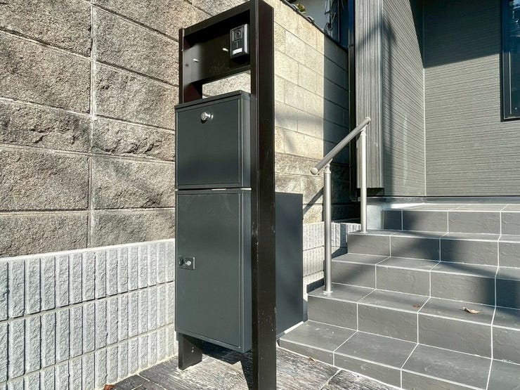 【Facilities】外出中でも荷物を受け取れる便利な宅配ボックス付き。忙しい毎日も安心です。