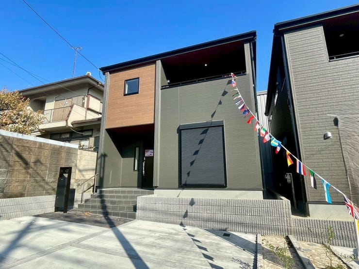 【Exterior】駐車スペースは2台分確保。車を複数所有するご家庭にも安心の設計です。