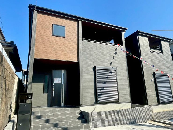 【Exterior】シックな色の外観が目を引く、スタイリッシュで落ち着いた雰囲気の戸建て住宅です。