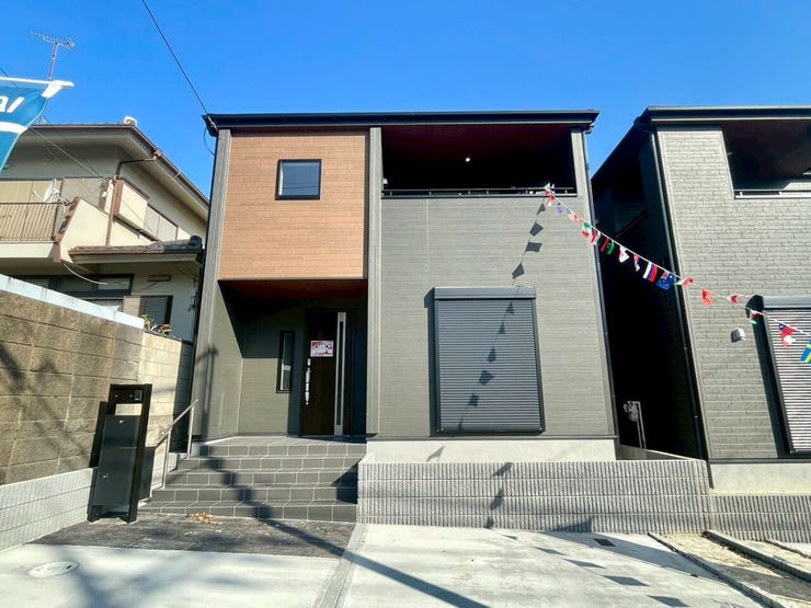 【Exterior】落ち着いたカラーの外観が魅力。モダンで洗練された印象の戸建てです。